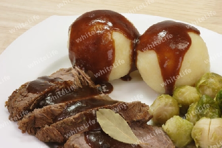 Rinderbraten mit Kartoffelknoedel und Rosenkohl