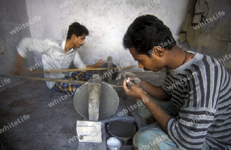 stone finsher at work in the city of Jaipur in the province of Rajastham in India.