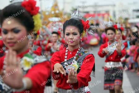 Eine traditionelle Tanz Gruppe zeigt sich an der Festparade beim Bun Bang Fai oder Rocket Festival in Yasothon im Isan im Nordosten von Thailand. 