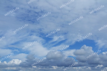 Weiße Wolken am blauen Himmel