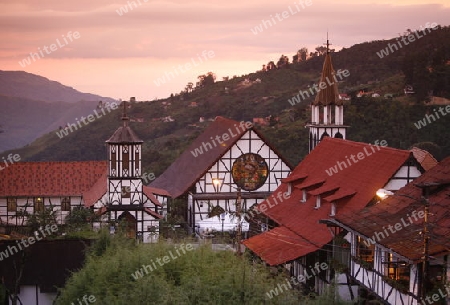 Suedamerika, Karibik, Venezuela, Colonia Tovar, Dorf, Haus, Kirche, Dorfzentrum, Deutsche Architektur, Schwarzwald Haus, Kollonie, mitten im Nebelwald, Landwirtschaft, Abend,