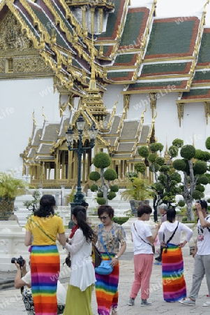 Chinesische Touristen in der Tempelanlage des Wat Phra Kaew in der Hauptstadt Bangkok von Thailand in Suedostasien.