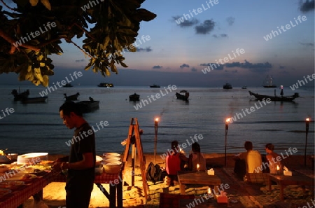 Ein Restaurant am Strand auf der Insel Ko Tao im Golf von Thailand im Suedwesten von Thailand in Suedostasien. 