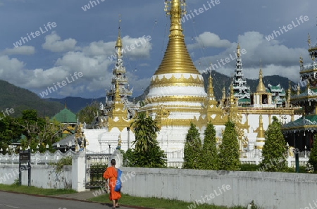 Der Tempel Wat Jong Kham und Jong Klang am See Nong Jong Kham im Dorf Mae Hong Son im norden von Thailand in Suedostasien.