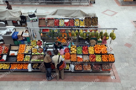 Die alte Markthalle Mercado da Ribeira in der Altstadt von Lissabon  in Portugal.