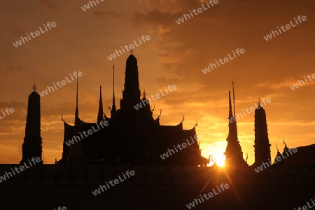 Das Tempelgelaende in der Abendstimmung mit dem Wat Phra Keo beim Koenigspalast im Historischen Zentrum der Hauptstadt Bangkok in Thailand. 