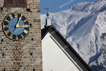 Kirchturm mit Uhr