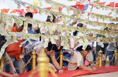 Menschen bei einer Zeremonie mit Geldscheinen in der Tempelanlage des Goldenen Berg in der Hauptstadt Bangkok von Thailand in Suedostasien.