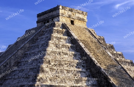 Die Pyramide der Maya Ruine von Chichen Itza im Staat Yucatan auf der Halbinsel Yuctan im sueden von Mexiko in Mittelamerika.   