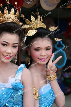 Menschen an der Festparade beim Bun Bang Fai oder Rocket Festival in Yasothon im Isan im Nordosten von Thailand. 