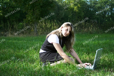 Frau mit Laptop seitlich