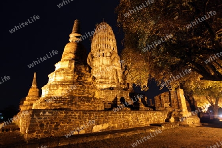 Der Wat Ratburana Tempel in der Tempelstadt Ayutthaya noerdlich von Bangkok in Thailand