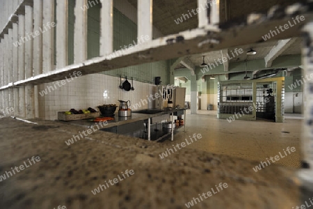 Blick durch den Schlitz der Essenausgabe im Speisesaal in die K?che im Gef?ngnis,   Alcatraz Island, Kalifornien, USA