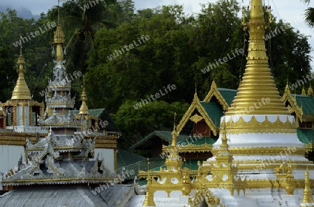 Der Tempel Wat Jong Kham und Jong Klang am See Nong Jong Kham im Dorf Mae Hong Son im norden von Thailand in Suedostasien.