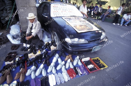 Ein Schuhverkaeufer auf einem Markt im Zentrum in der Hauptstadt Seoul in Suedkorea in Ost Asien.