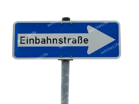 Einbahnstrasse Hinweisschild freigestellt auf weissem Hintergrund