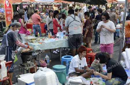 Der Markt bei einem Fest im Santichaiprakan Park am Mae Nam Chao Phraya in der Hauptstadt Bangkok von Thailand in Suedostasien.