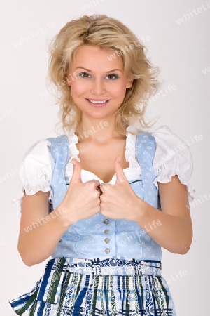 Bayerische Blondine im Dirndlkleid 