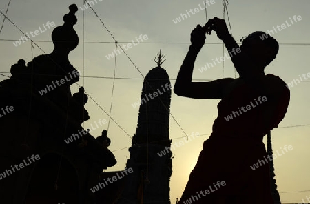 Moenche bei den Vorbereitungen auf die Neujahrsnacht Feier in der Tempelanlage des Wat Pho in der Hauptstadt Bangkok von Thailand in Suedostasien.