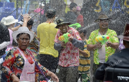 Das Songkran Fest oder Wasserfest zum Thailaendischen Neujahr ist im vollem Gange in Ayutthaya noerdlich von Bangkok in Thailand in Suedostasien.  