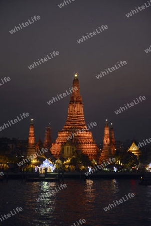 Die Tempelanlage des Wat Arun am Mae Nam Chao Phraya River in der Hauptstadt Bangkok von Thailand in Suedostasien.