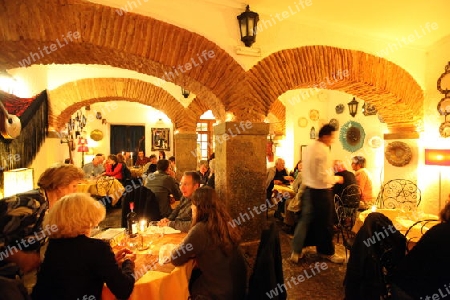 Ein Fado Restaurant in einer Gasse in der  Altstadt von Alfama in der Innenstadt der Hauptstadt Lissabon in Portugal. 