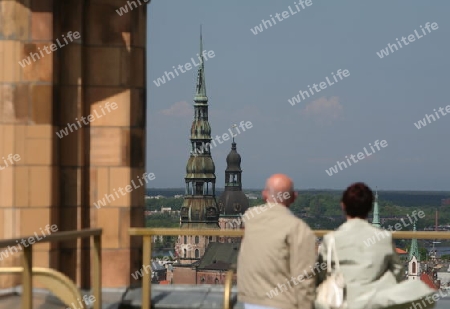 Die Altstadt mit der Vansu Bruecke und dem Dom sowie dem Fluss Daugava aus Sicht der Aussichtsterasse des Sozialistischen Hochhaus Akademie der Wissenschaften im Stadtteil Little Moskow in Riga, Lettland  