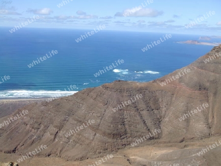 Lanzarote,Lava-Berge und Meer