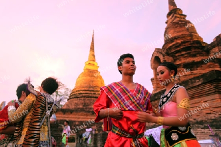 Taenzerinnen einer traditionellen Tanzgruppe bereitet sich auf eine Show vor im Wat Sa Si Tempel in der Tempelanlage von Alt-Sukhothai in der Provinz Sukhothai im Norden von Thailand in Suedostasien.