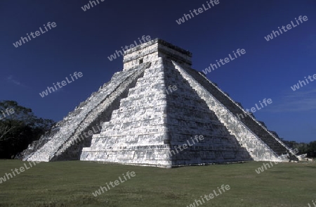 Die Pyramide der Maya Ruine von Chichen Itza im Staat Yucatan auf der Halbinsel Yuctan im sueden von Mexiko in Mittelamerika.   