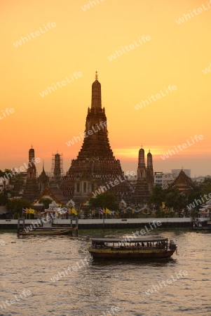 Die Tempelanlage des Wat Arun am Mae Nam Chao Phraya River in der Hauptstadt Bangkok von Thailand in Suedostasien.