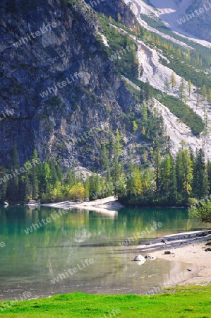 Wilder Bergsee im milden Herbst