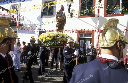 Eine Prozession in der Altstadt im Stadtzentrum von Funchal auf der Blumeninsel Madeira, Portugal. 