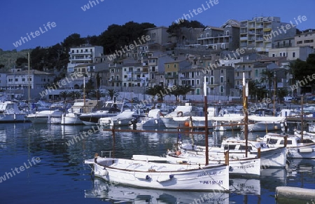 Das Fischerdorf Port de Alcudia mit dem Bootshafen im Februar im Osten der Insel Mallorca einer der Balearen Inseln im Mittelmeer.  