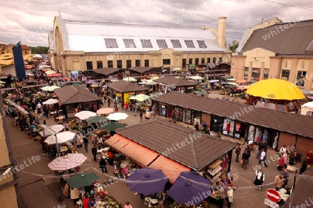 Der Zentralmarkt in den vier ehemaligen Zeppelinhallen im Stadtteil "klein Moskau" am rande der Altstadt von Riga der Hauptstadt von Lettland