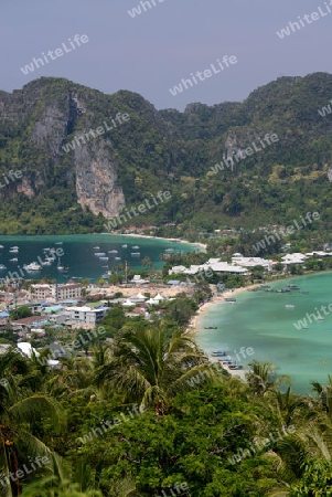 The view from the Viewpoint on the Town of Ko PhiPhi on Ko Phi Phi Island outside of the City of Krabi on the Andaman Sea in the south of Thailand. 