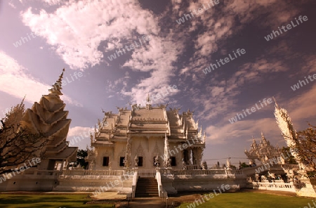 Der Tempel Wat Rong Khun 12 Km suedlich von Chiang Rai in der Provinz chiang Rai im Norden von Thailand in Suedostasien.