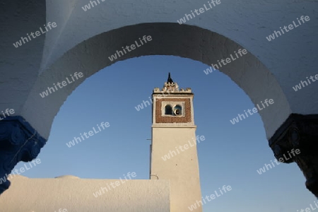 Afrika, Nordafrika, Tunesien, Tunis
Ein Minarett von einer Dachterasse in der Medina oder  Altstadt der Tunesischen Hauptstadt Tunis






