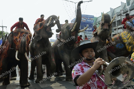 Das Songkran Fest oder Wasserfest zum Thailaendischen Neujahr ist im vollem Gange in Ayutthaya noerdlich von Bangkok in Thailand in Suedostasien.  