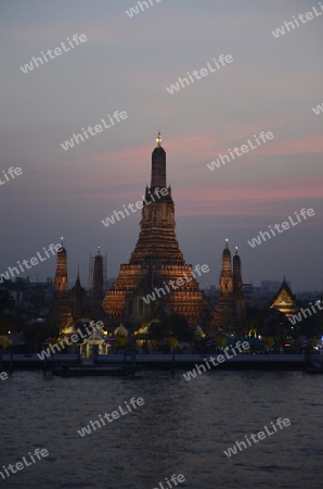 Die Tempelanlage des Wat Arun am Mae Nam Chao Phraya River in der Hauptstadt Bangkok von Thailand in Suedostasien.