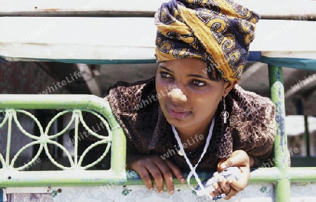 Eine Frau  im Dorf Bwejuu am Traumstrand  von Bwejuu an der Ost-Kueste auf der Insel Zanzibar welche zu Tansania gehoert.    