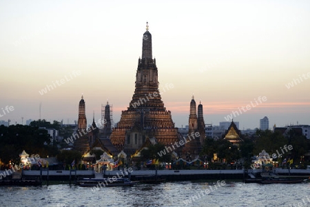 Die Tempelanlage des Wat Arun am Mae Nam Chao Phraya River in der Hauptstadt Bangkok von Thailand in Suedostasien.