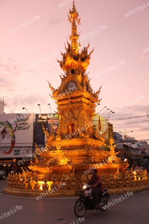 Der Uhrturm im Zentrum von Chiang Rai in der Provinz chiang Rai im Norden von Thailand in Suedostasien.