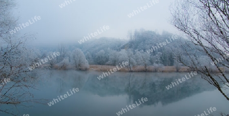 Flusslandschaft mit Nebel