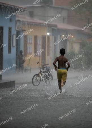 Suedamerika, Karibik, Venezuela, Nord, Chuao, National Park Hanri Pittier, Dorf, Cacao Dorf, Kakao Dorf, Kolonial, Regen, Wasser, Sturm, Tropisch, Junge, Knabe, Spielen,