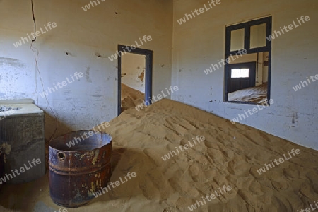 von D?nen und Wuestensand eingenommene Wohngebaeude, Arbeitsgebaeude in der ehemaligen Diamantenstadt Kolmanskuppe, Kolmanskop, heute eine Geisterstadt bei L?deritz, Namibia , Afrika