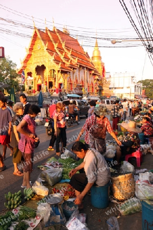 Der Markt vor dem Wat Mung Muang am Morgen in der Altstadt von Chiang Rai in der Provinz chiang Rai im Norden von Thailand in Suedostasien.