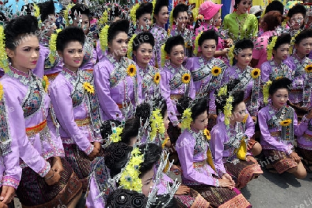 Menschen an der Festparade beim Bun Bang Fai oder Rocket Festival in Yasothon im Isan im Nordosten von Thailand. 