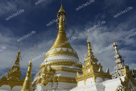 Der Tempel Wat Jong Kham und Jong Klang am See Nong Jong Kham im Dorf Mae Hong Son im norden von Thailand in Suedostasien.