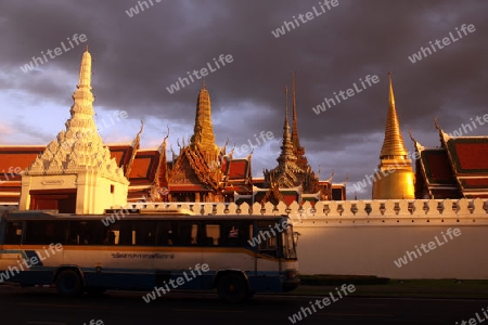 Das Tempelgelaende in der Abendstimmung mit dem Wat Phra Keo beim Koenigspalast im Historischen Zentrum der Hauptstadt Bangkok in Thailand. 